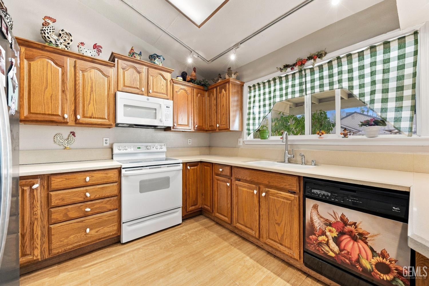 8809 District Blvd photo 11