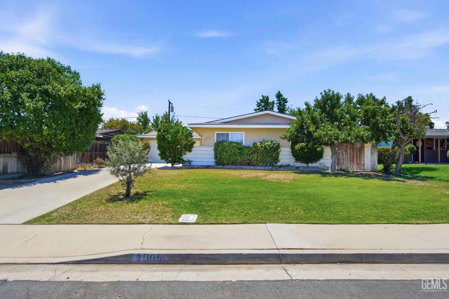1005 Mcgregor Ave, Bakersfield, CA 93308 front exterior