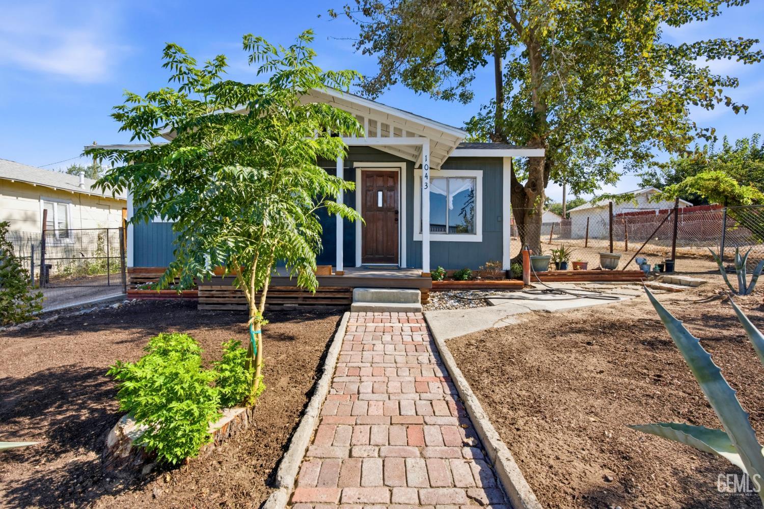 1043 Wood St, Taft, CA 93268 front exterior