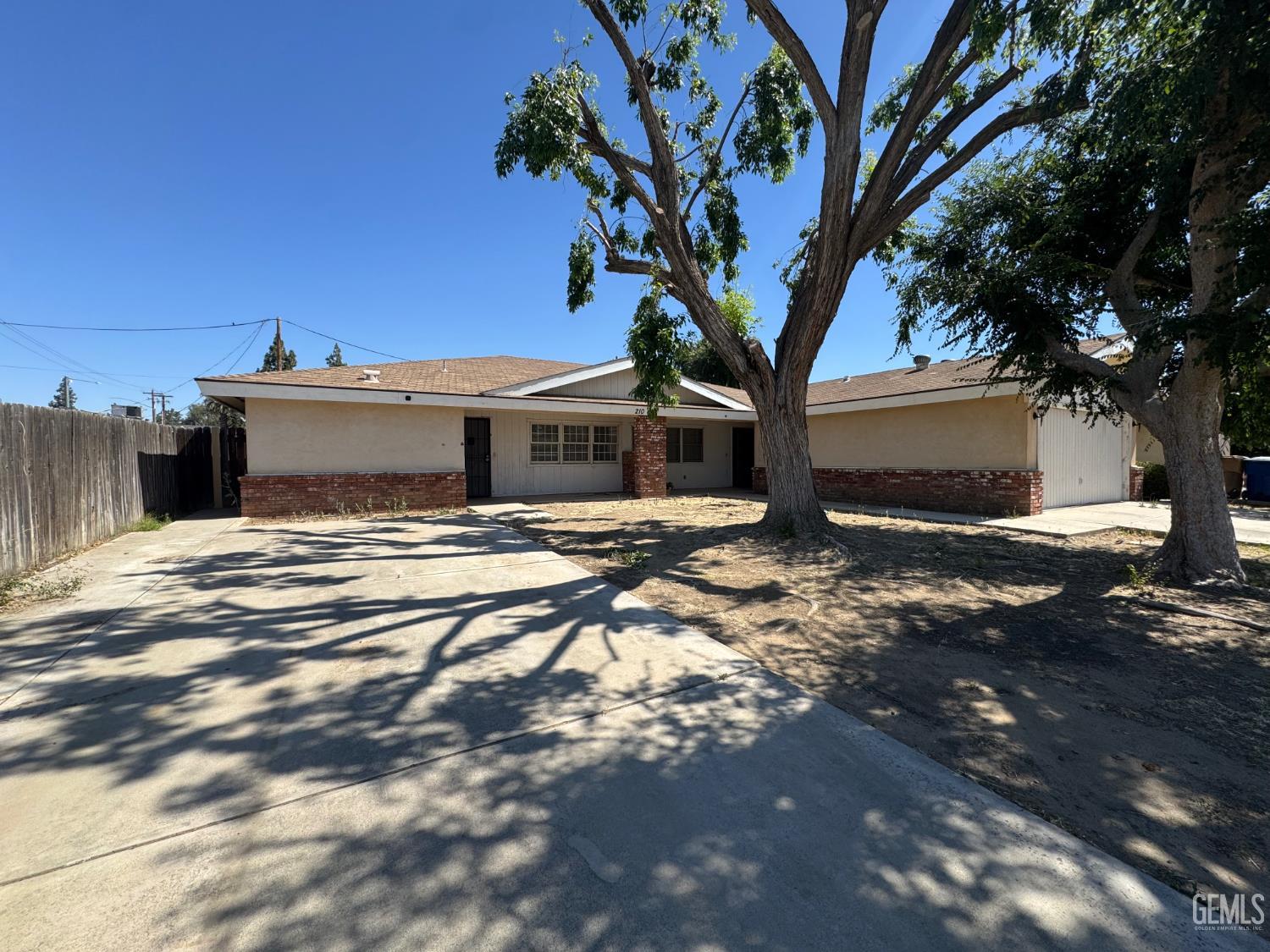 210 Douglas St, Bakersfield, CA 93308 front exterior