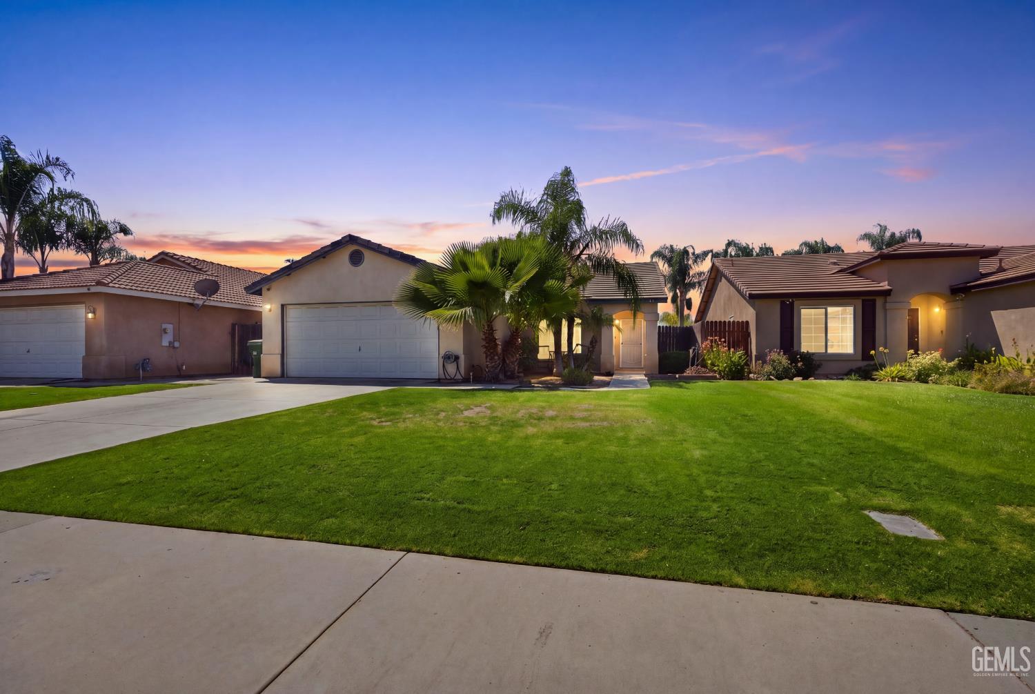 307 Fern Meadow Dr, Bakersfield, CA 93308 front exterior