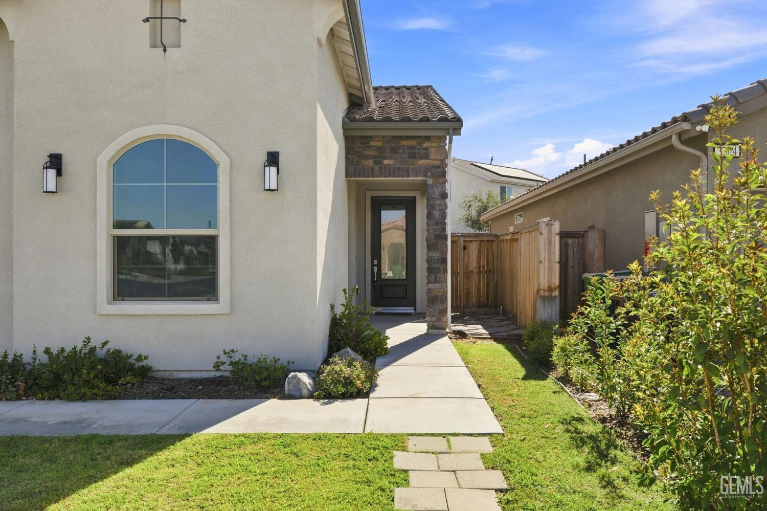 3300 Whispering Brook Ln, Shafter, CA 93263 front exterior