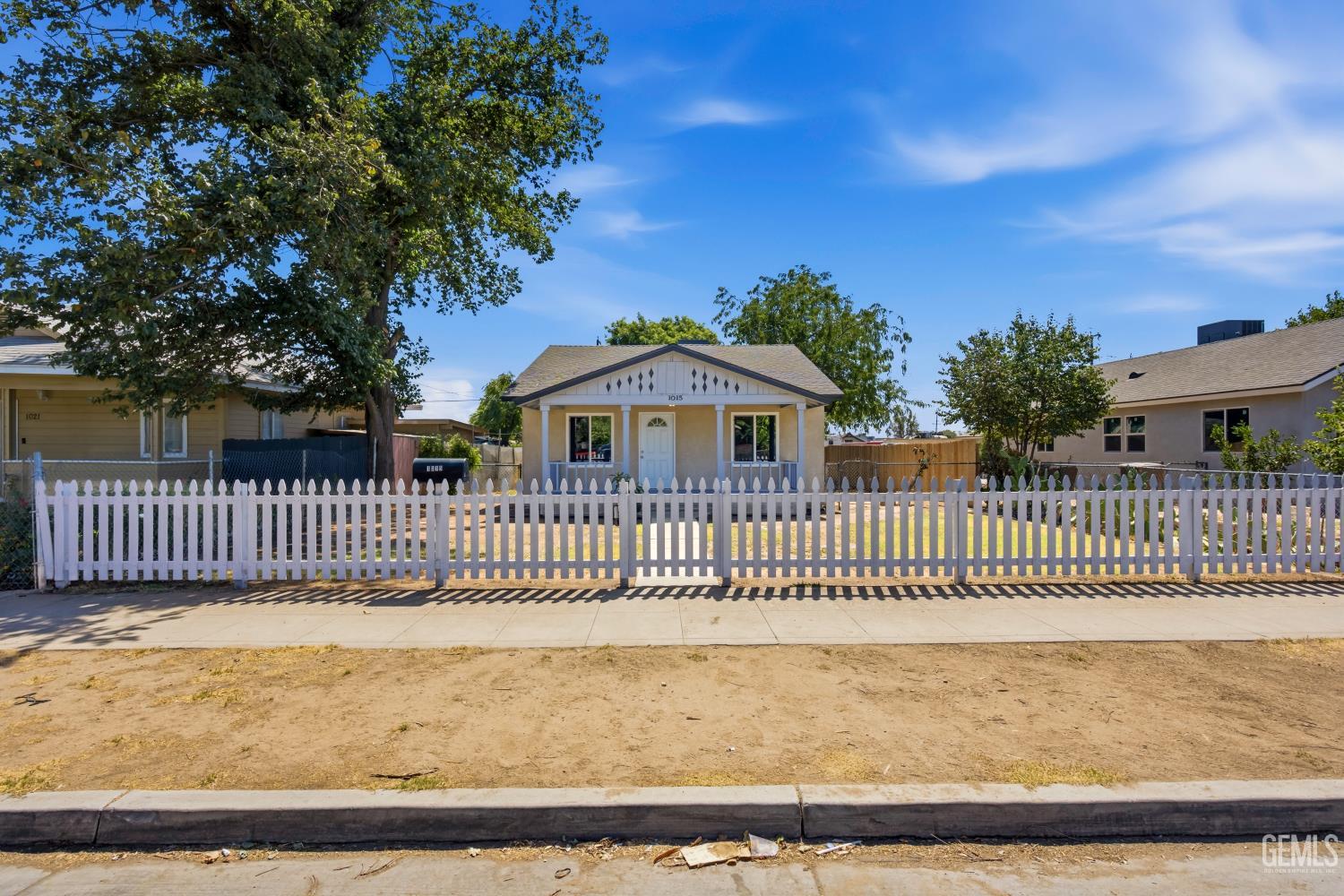 1015 Oregon St, Bakersfield, CA 93305 front exterior