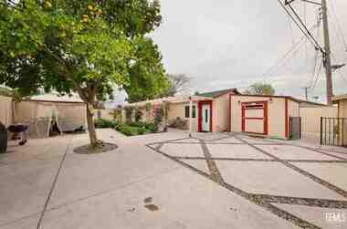 1402 Castaic Ave property photo 2 of 16