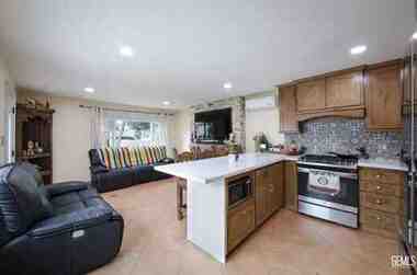 1402 Castaic Ave property photo 3 of 16