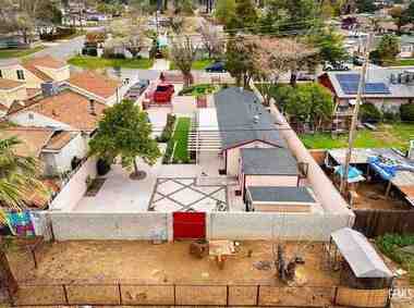 1402 Castaic Ave property photo 4 of 16
