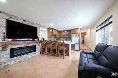 1402 Castaic Ave property photo 9 of 16